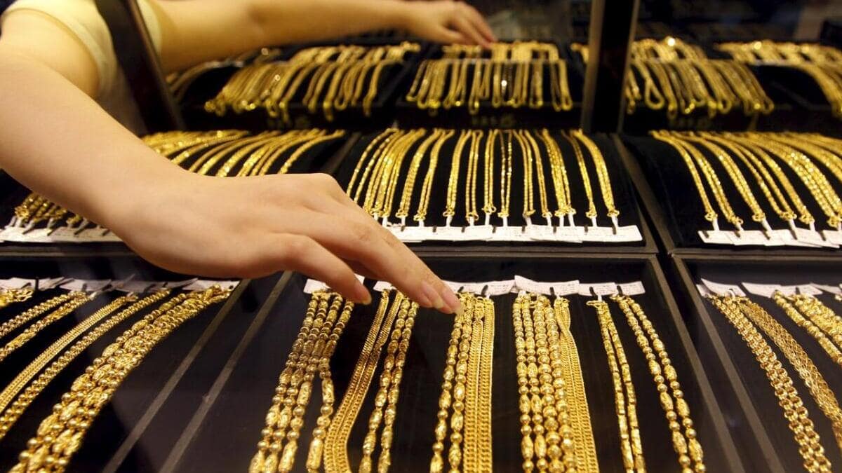 Gold prices in Dubai have increased due to a weaker dollar.